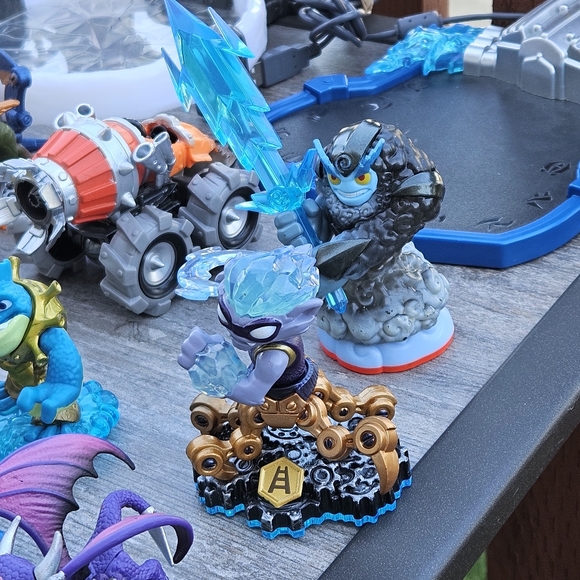 Skylanders Toys Huge Lot of 34 Mixed Figurines / Giants, 4 Portals & Controller - Picture 10 of 16